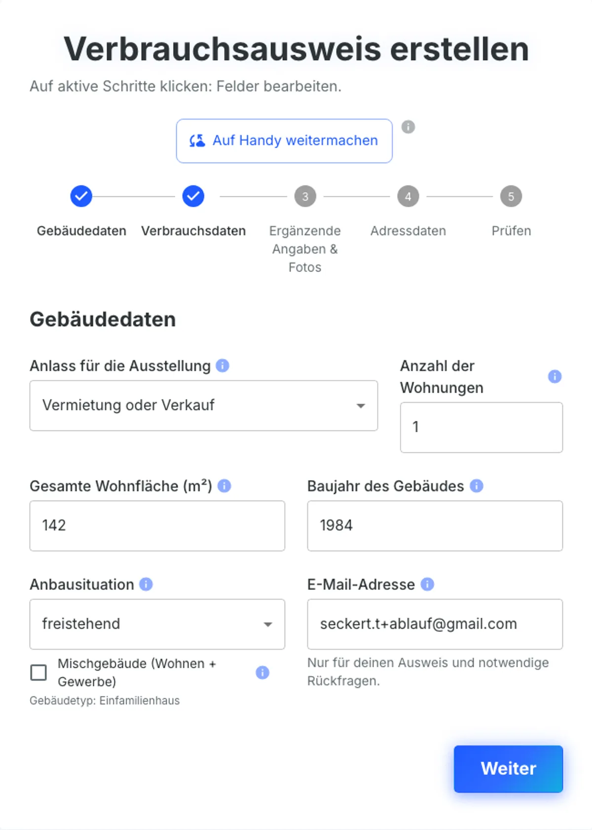 Schritt 1 des Formulars: Anlass, Anzahl der Wohnungen, Wohnfläche, Baujahr, Anbausituation und E-Mail-Adresse, ausgefüllt mit Beispielwerten